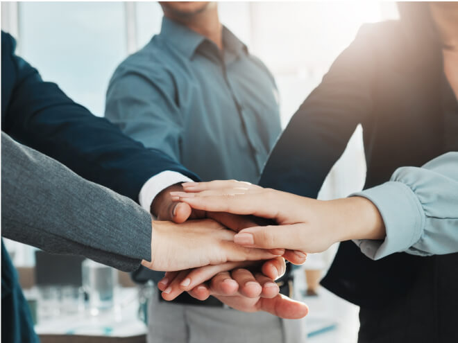 Photo rapprochée de 5 mains superposées