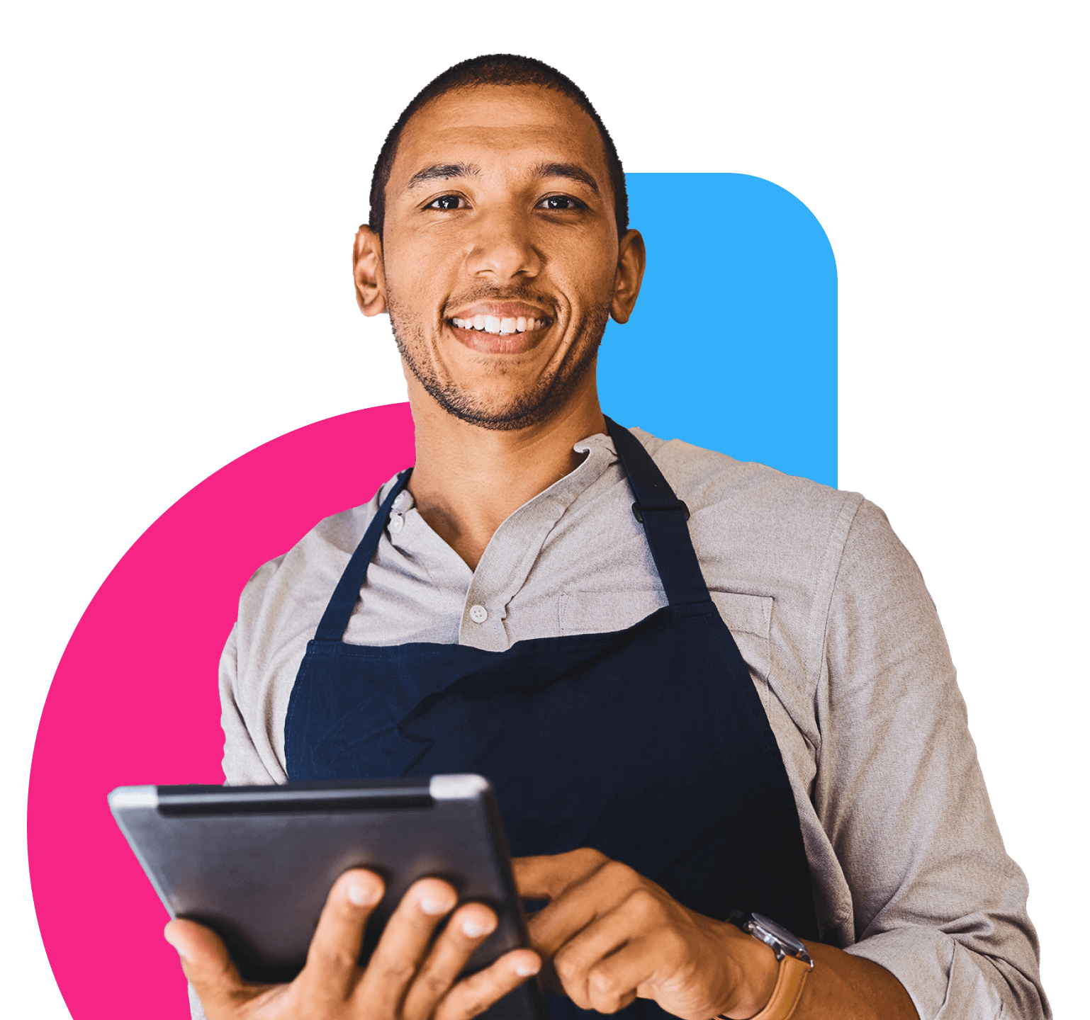 homme noir tenant une tablette souriant à la caméra, portant une chemise boutonnée et un tablier