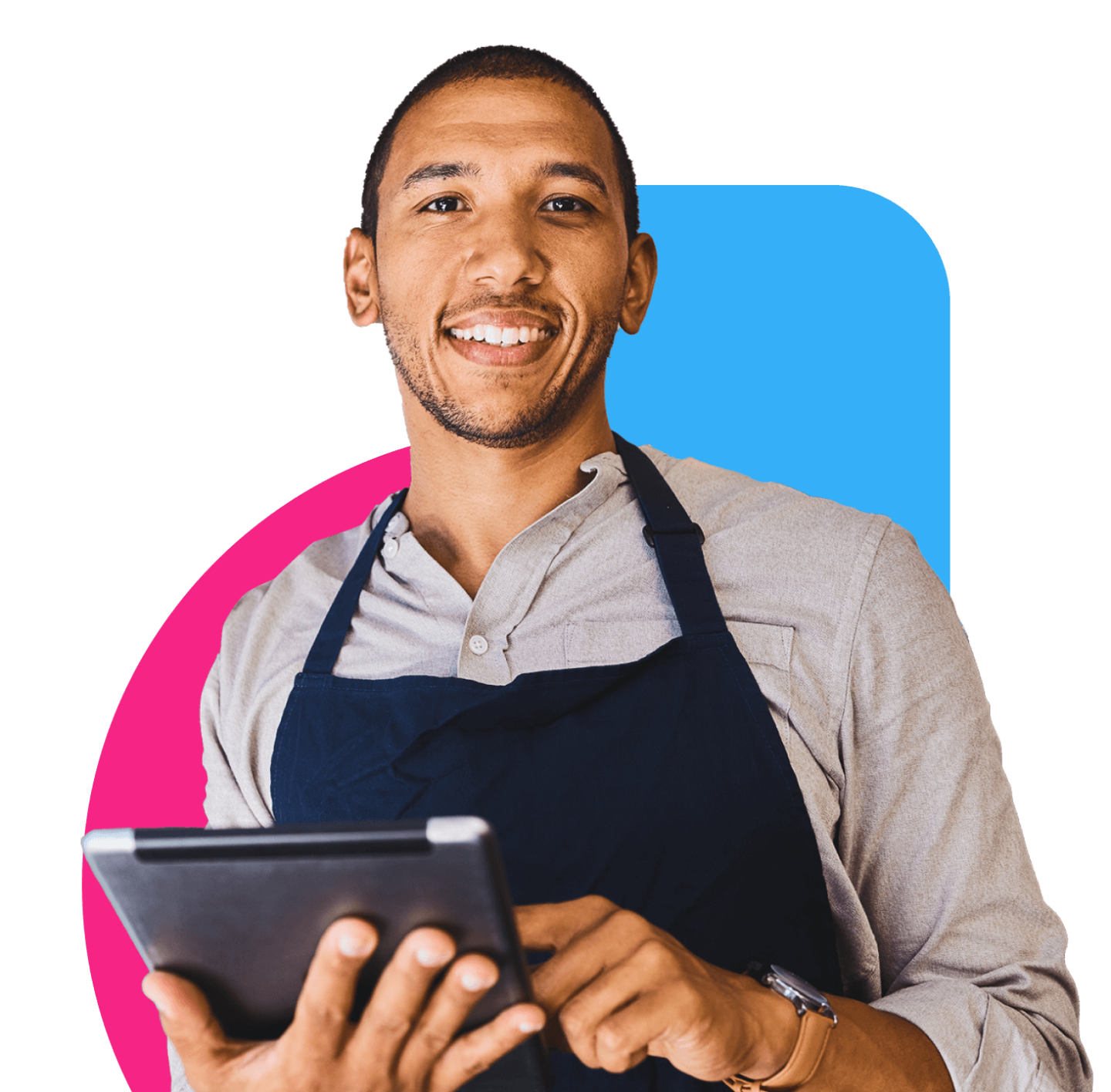 homme noir tenant une tablette souriant à la caméra, portant une chemise boutonnée et un tablier