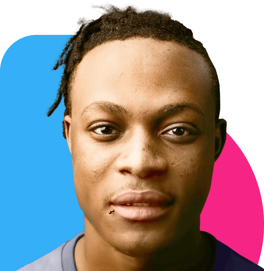 Un jeune homme noir aux dreadlocks dans une chemise marine regardant la caméra