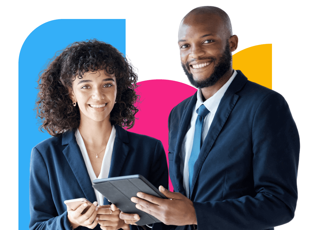 Une jeune femme noire et un jeune homme noir regardant la caméra en souriant, tenant une tablette et un téléphone, portant des costumes