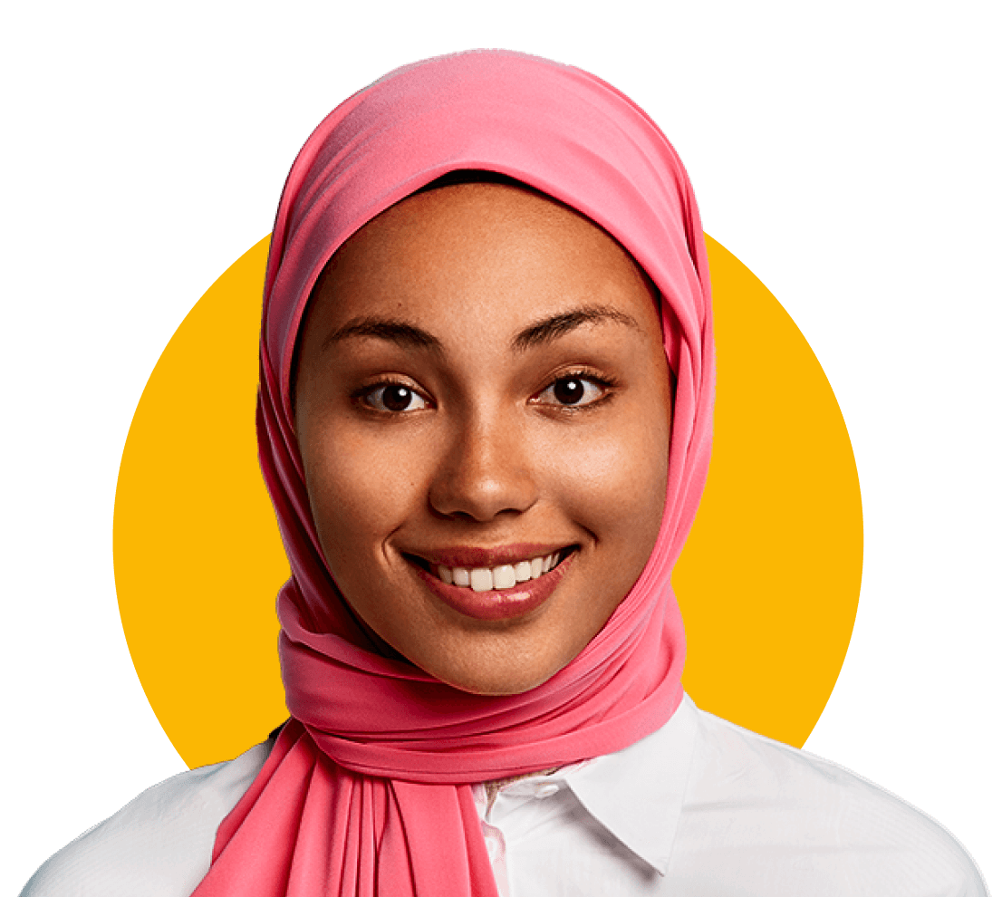 Jeune femme devant un cercle jaune avec la tête couverte souriant à la caméra.